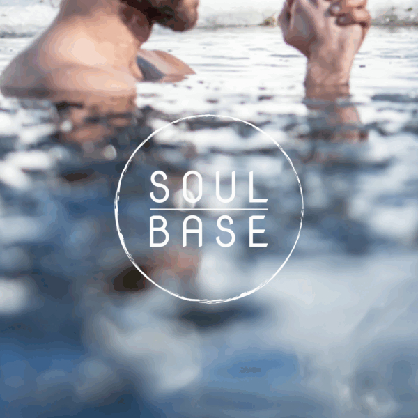 Ein Mann badet im Eiswasser, man sieht deine Schultern und Unterkiefer und seine Hände aus dem Wasser ragen. vorne ist das Soulbase Logo
