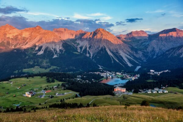 Hotel Prätschli Arosa, bei Sonnenuntergang mit Blick von oben in Graubünden