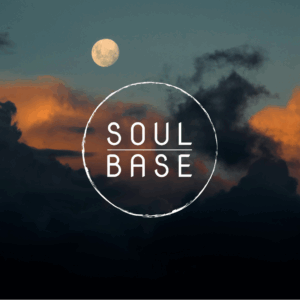 Vollmond Berge und Wolken unter eine Logo und die färben orange schwarz und blau in einem Sonnenuntergang bei aufsteigendem Mond