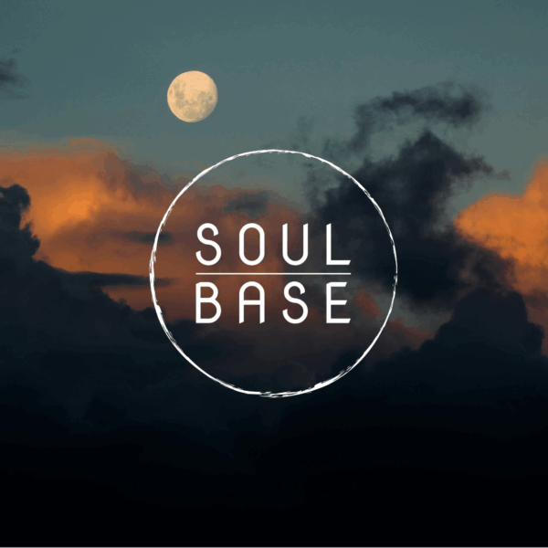 Vollmond Berge und Wolken unter eine Logo und die färben orange schwarz und blau in einem Sonnenuntergang bei aufsteigendem Mond