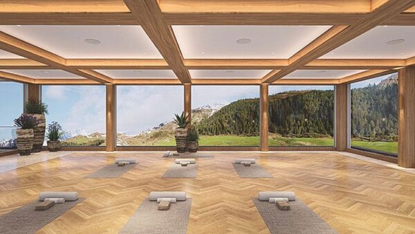 Überflieger der Yogaraum im Hotel Prätschli Arosa. Der Raum ist vollverglast, modern und neu gebaut mit Blick auf die Graubünden Bergwelt zu drei Seiten